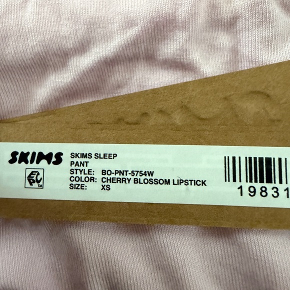SKIMS SLEEP STRAIGHT LEG PANTS CHERRY BLOSSOM
LIPSTICK XS - Picture 5 of 12
